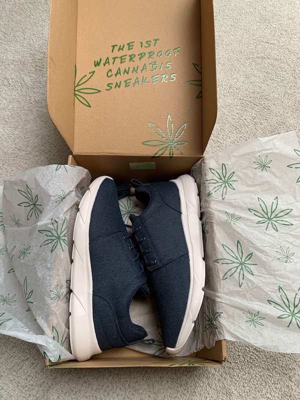 8000 kicks sneakers shoe box picture showing the pair of sneakers inside the box